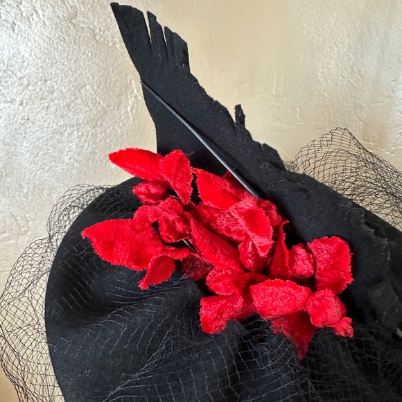DAZZLING 1940s\' BLACK FELT TILT HAT - FELT \